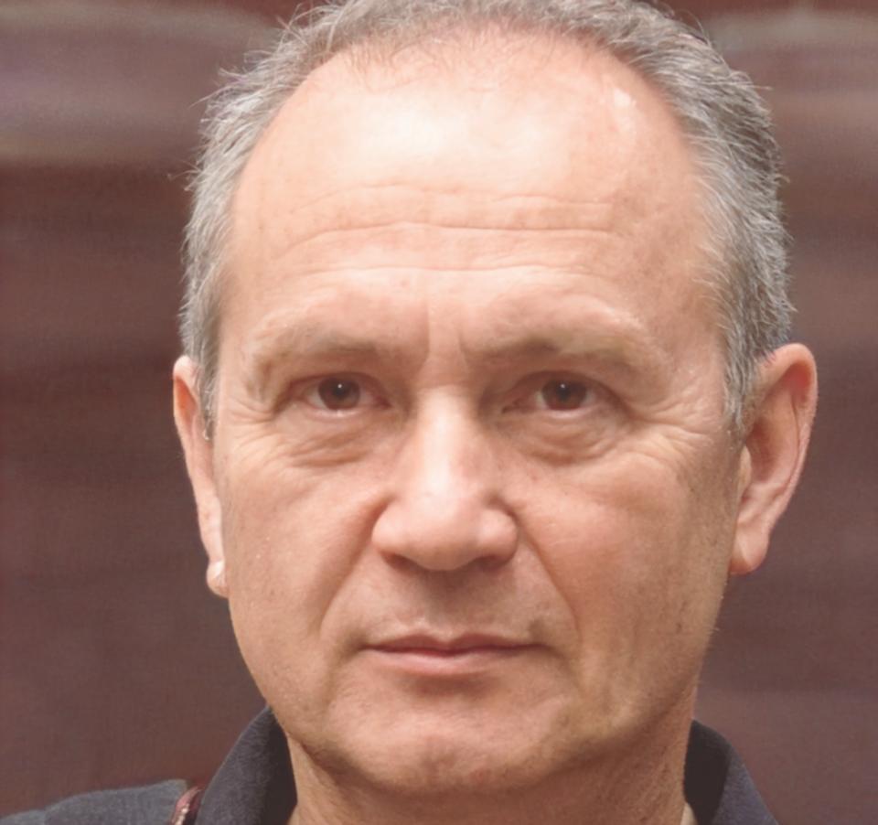 Retrato de Cristián Mendoza, egresado del programa de análisis financiero